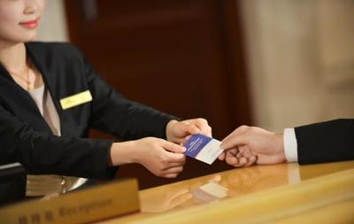 為什么酒店前臺不喜歡半夜來開房的女生？服務員無奈透露背后貓膩